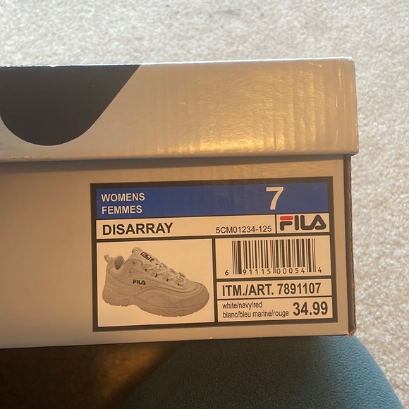 COPY - NEVER WORN!! Size 7 US Woman’s fila sneakers - Picture 2 of 3
